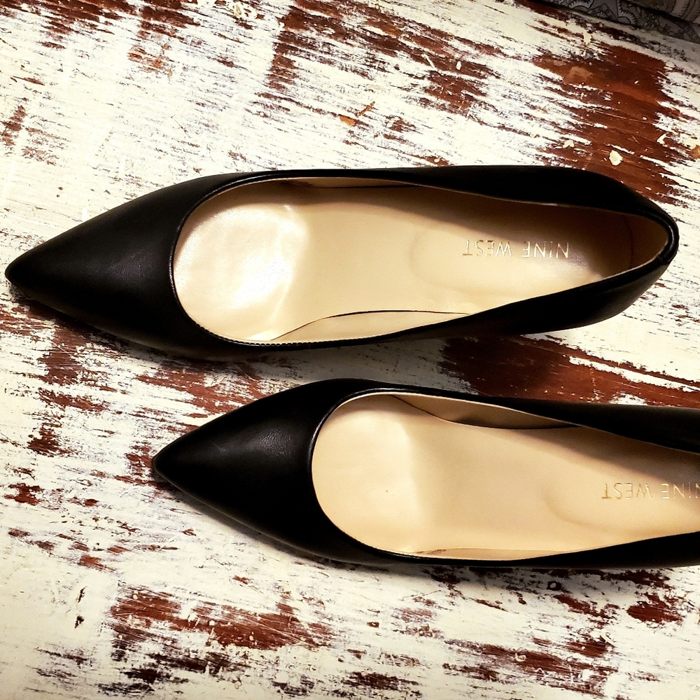 Classic Black Leather Nine West Heels Size 8.5 - Picture 2 of 6